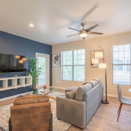 Posh 2Bd - Midtown - Gym, Pool, W-D, Parking - Sleeps 8 Apartment Phoenix Exterior photo