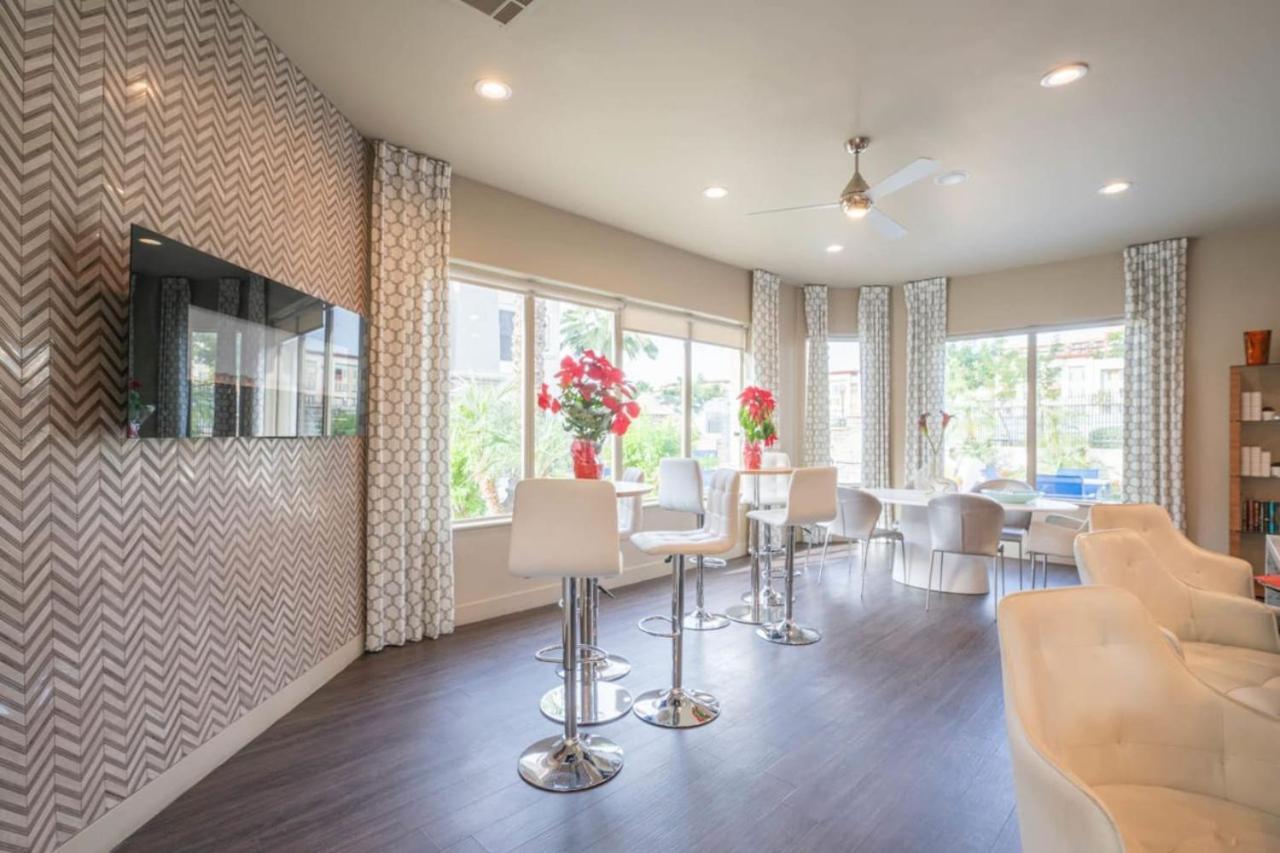 Posh 2Bd - Midtown - Gym, Pool, W-D, Parking - Sleeps 8 Apartment Phoenix Exterior photo