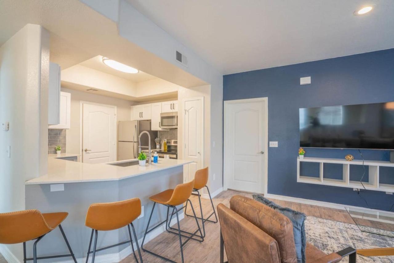 Posh 2Bd - Midtown - Gym, Pool, W-D, Parking - Sleeps 8 Apartment Phoenix Exterior photo