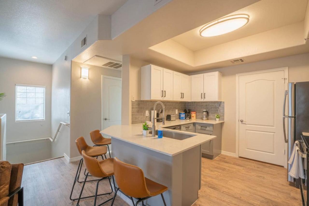 Posh 2Bd - Midtown - Gym, Pool, W-D, Parking - Sleeps 8 Apartment Phoenix Exterior photo